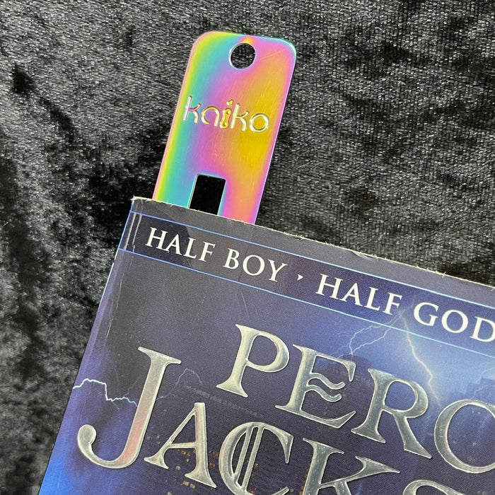 Metal Bookmark with Fidget Hook & Reading Guide in Oil Slick  - Kaiko exclusive